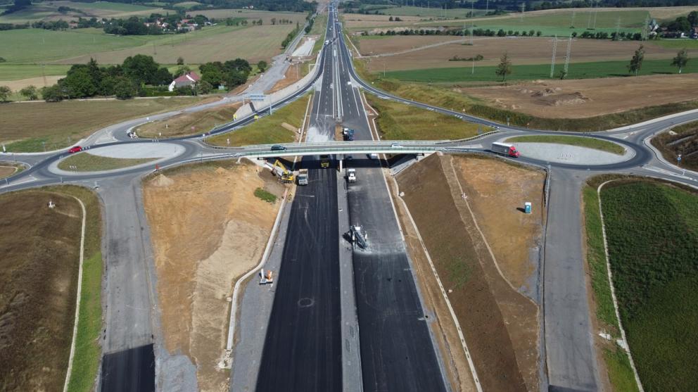 Stavba D4 je prvním velkým infrastrukturním projektem, který probíhá v režimu partnerství soukromého a veřejného sektoru (PPP). Stavební práce byly zahájeny v roce 2021 a v současné době je na D4 hotovo zhruba 97,5 % projektu.