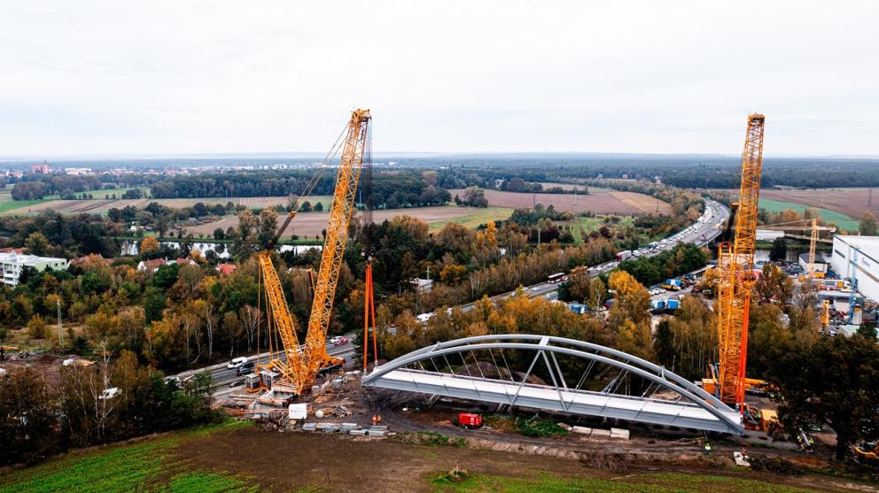 Nový most přes dálnici D10 u Brandýsa nad Labem.