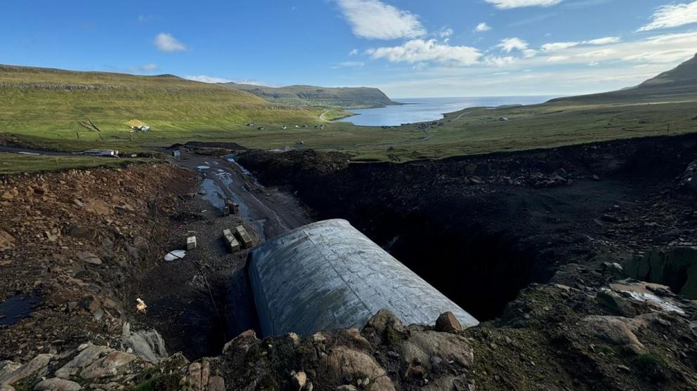 Stavbaři si během prorážky museli poradit s komplikovanými geologickými podmínkami a mimo jiné zvládli i drsné podmínky v podobě sněhových kalamit nebo vichřice, kdy síla větru dosahovala rychlosti 90 km/hod s nárazy až 200 km/hod.