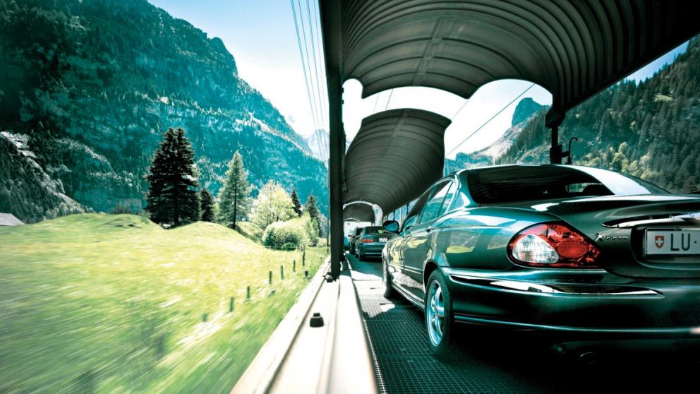 Obr. 1 – Přeprava vozidel po železnici ve Švýcarsku