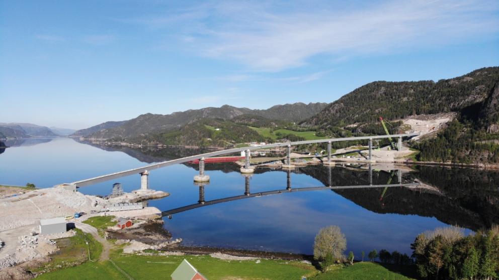 Celkový pohled na most Åstfjordbrua – červenec 2019